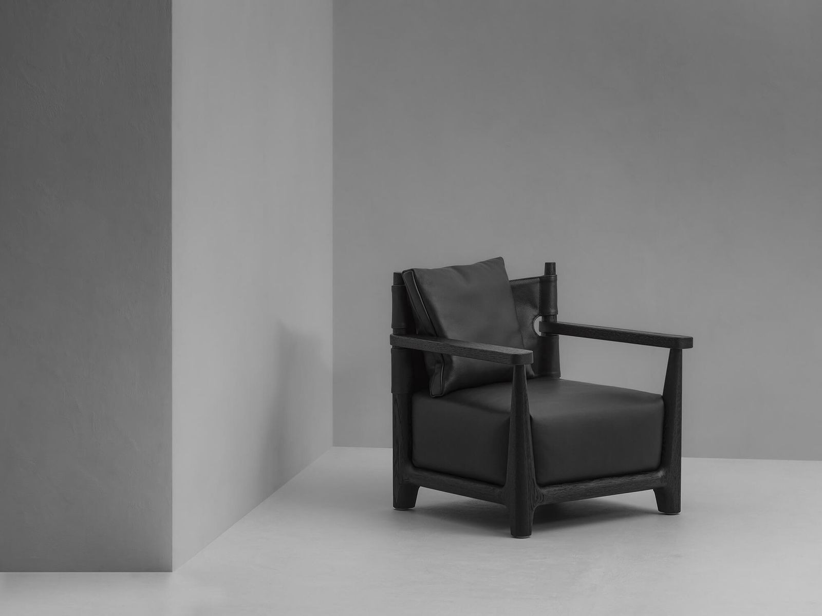 Van Rossum Abi Armchair in massief eik met leder