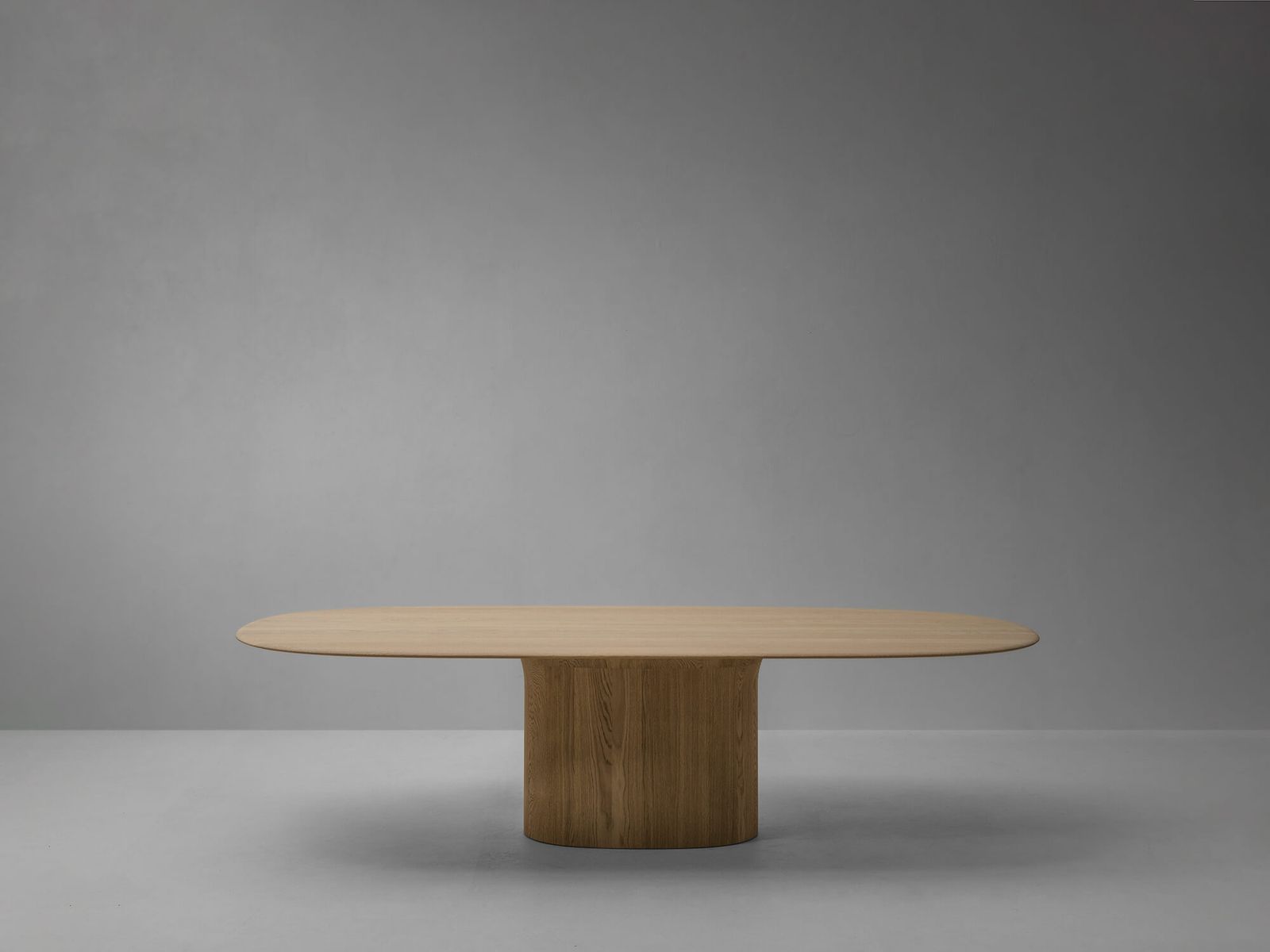 Van Rossum Anvil Semi-Oval eettafel in massief hout