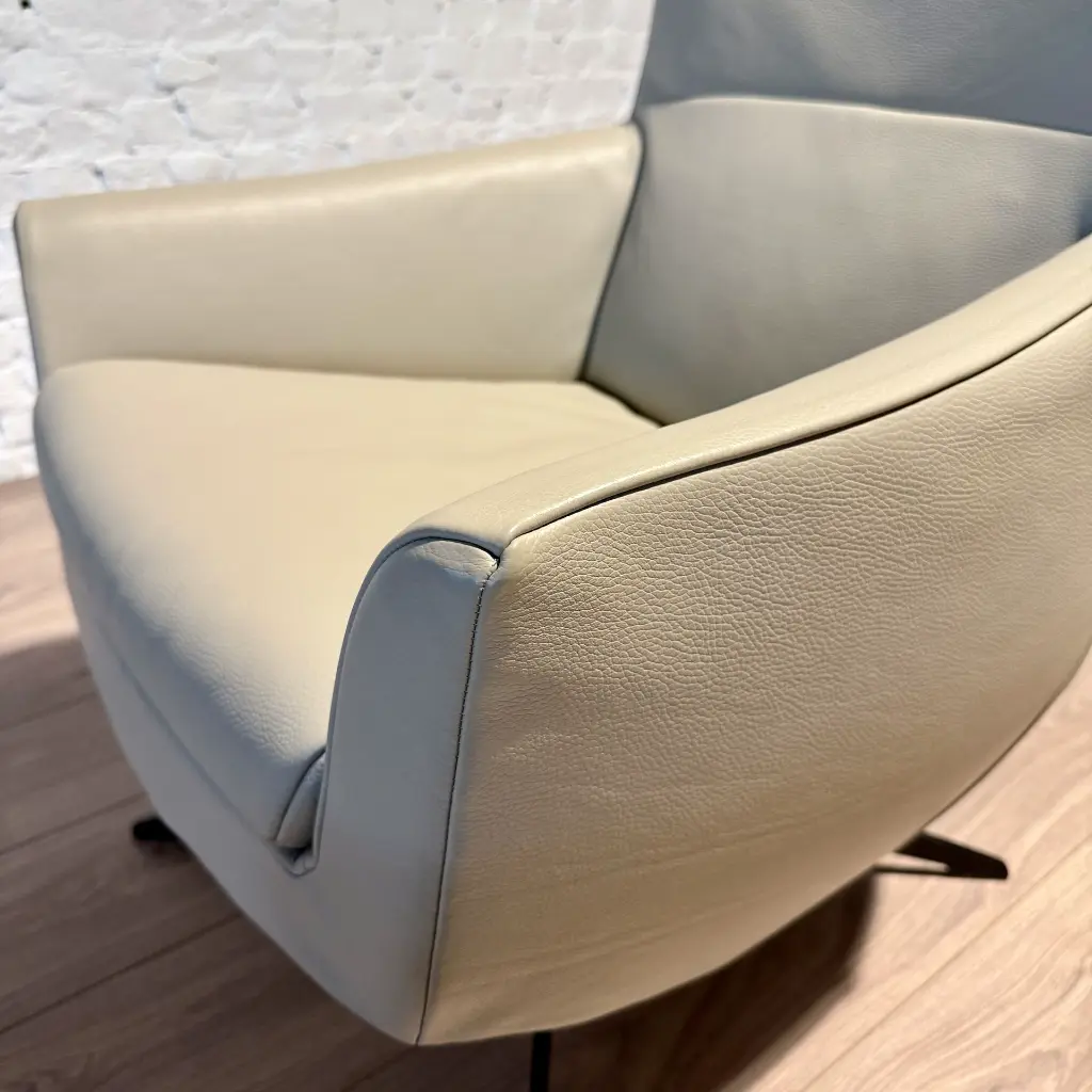 Griffon Jori fauteuil in leder toonzaalmeubel solden outlet Leuven Mechelen Antwerpen Leuven Hasselt Sint-Truiden.webp