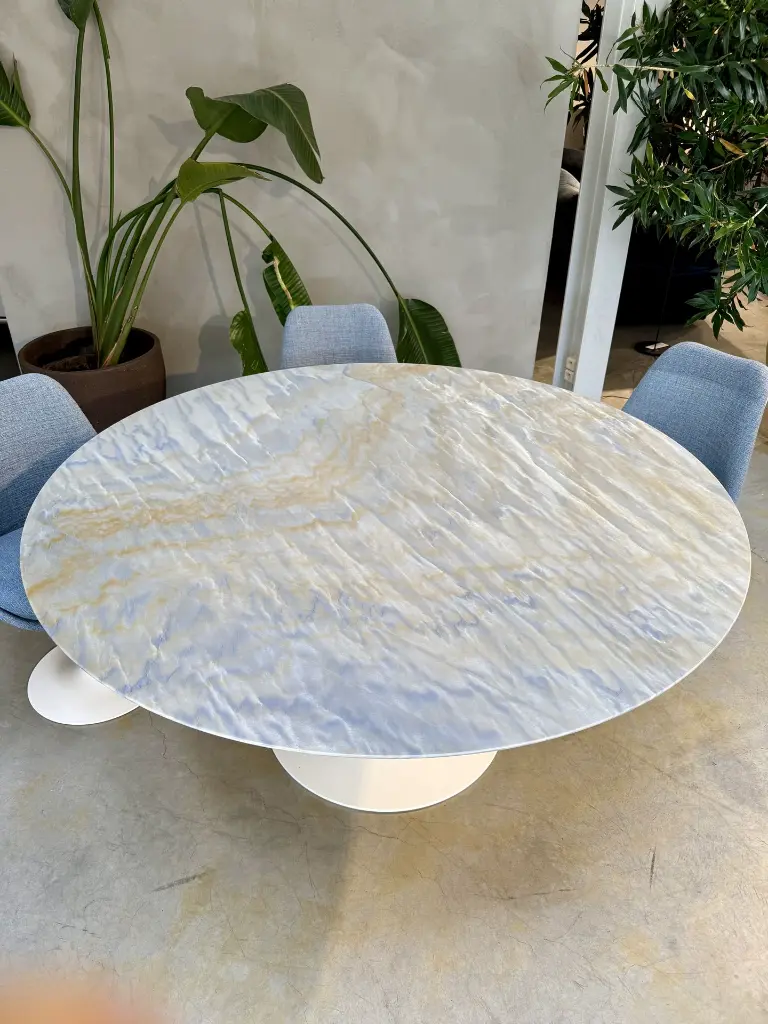Knoll Limited edition special 80 years of Saarinen Azul steen stone limited edition Loncin designmeubelen Hasselt Leuven Zoutleeuw vlaanderen belgië Nederland France Deutschland England vlaanderen 2.webp