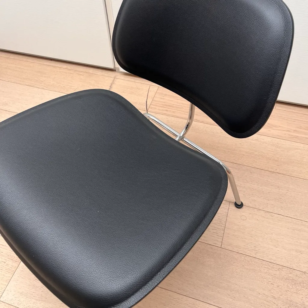 IMG_6746 vitra plywoord lcm loncin.webp
