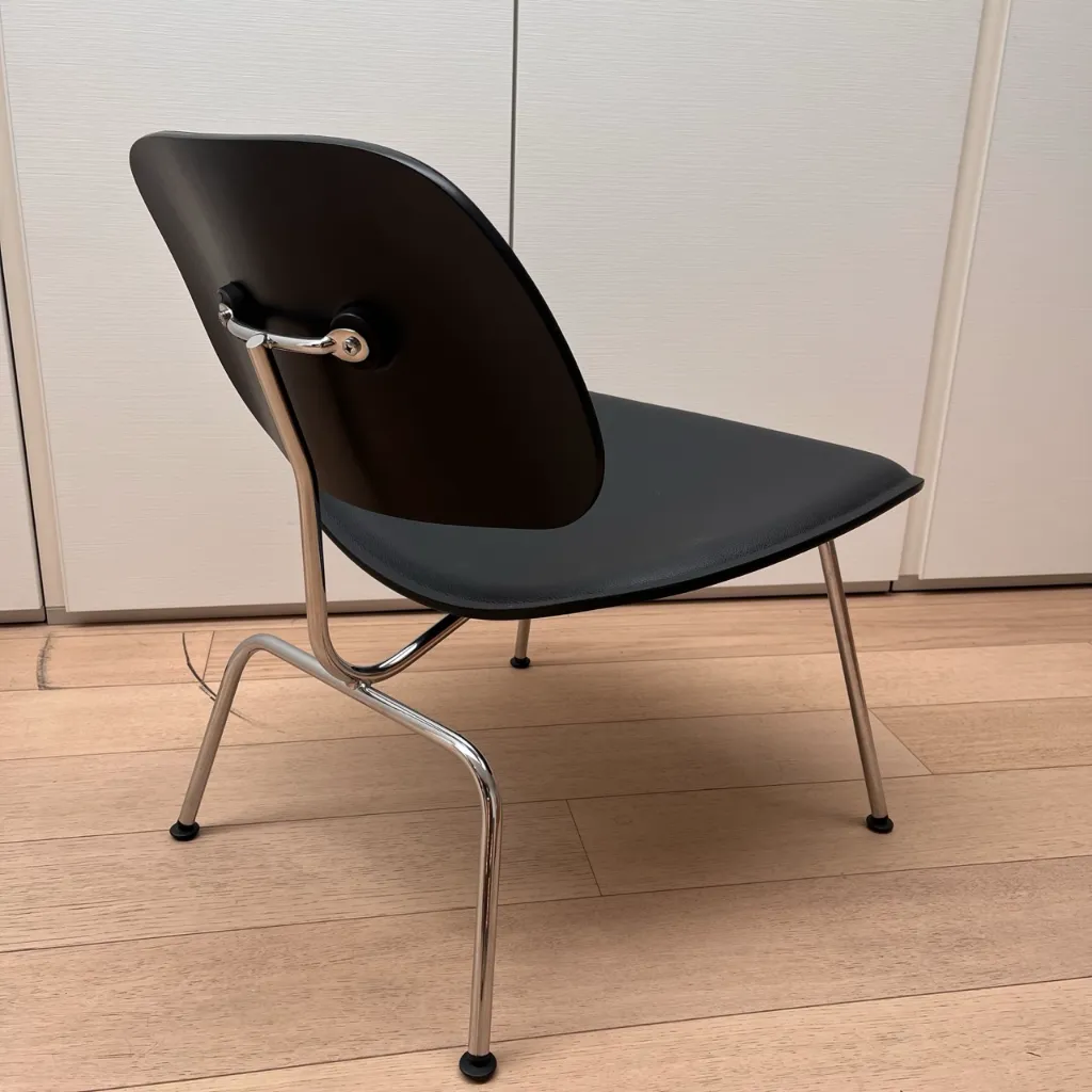 IMG_6747 vitra plywoord lcm loncin.webp