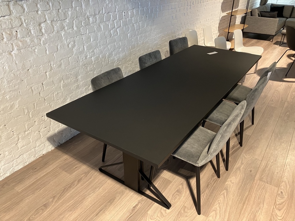 Kaari Table rectangular I REB 002 toonzaal leuven outlet solden eik zwart linoleum