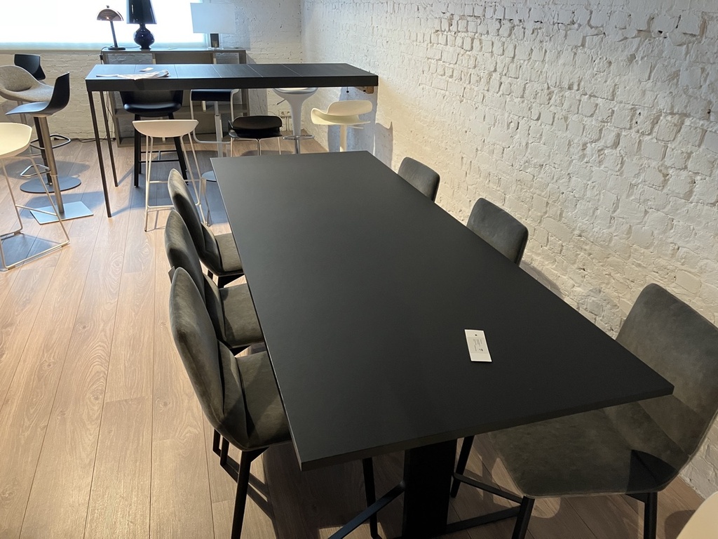 Kaari Table rectangular I REB 002 toonzaal leuven outlet solden eik zwart linoleum