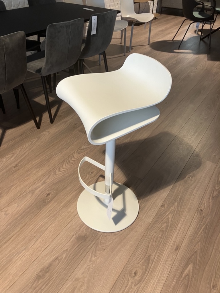 BCN kruk kristalia kunststof wit verstelbaar toonzaal leuven outlet solden