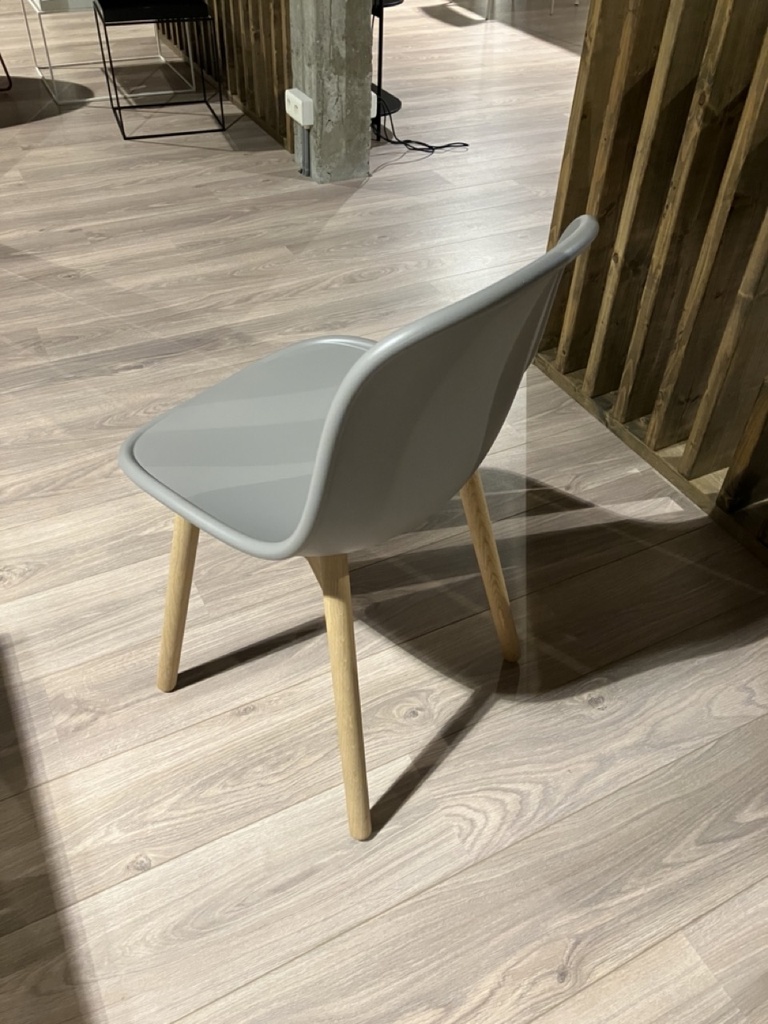 NEU 13 stoel hout kunststof leuven toonzaal solden outlet hay