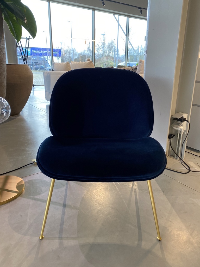 Beetle fauteuil fluweel stof blauw / poten messing Gubi