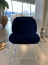 Beetle fauteuil fluweel stof blauw / poten messing Gubi