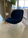 Beetle fauteuil fluweel stof blauw / poten messing Gubi