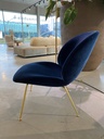 Beetle fauteuil fluweel stof blauw / poten messing Gubi