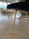 Beetle fauteuil fluweel stof blauw / poten messing Gubi