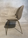 Beetle Dining Chair bouclé stof / antique brass Gubi