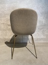 Beetle Dining Chair bouclé stof / antique brass Gubi