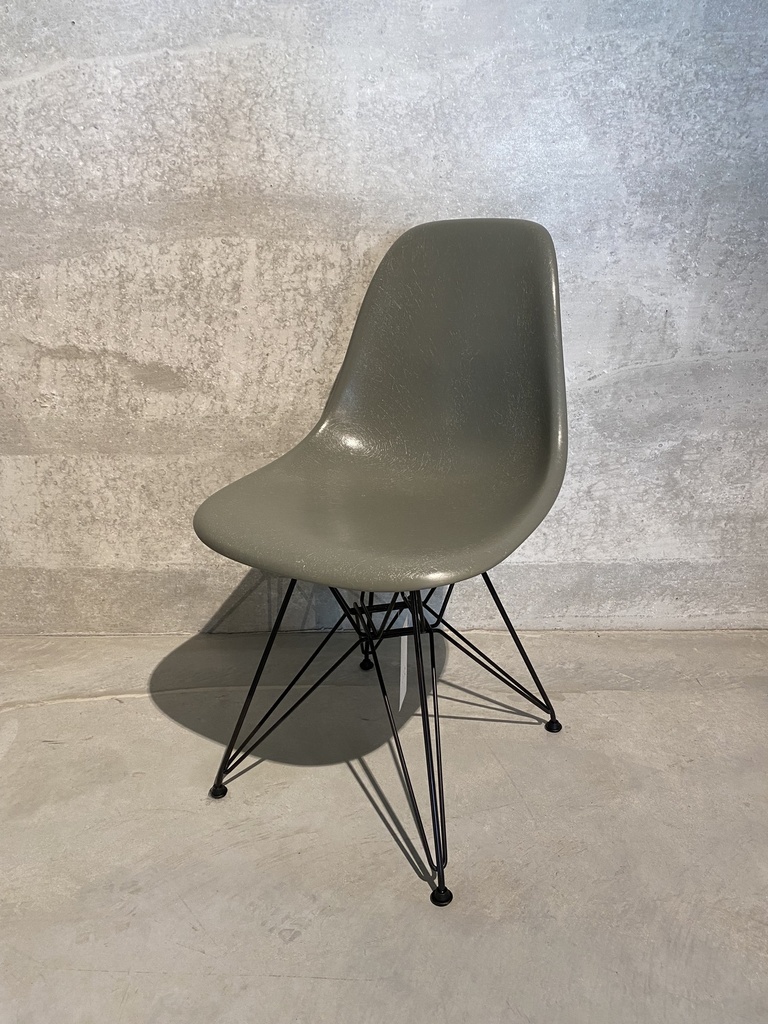 Eames Fiberglass Chair DSR Vitra