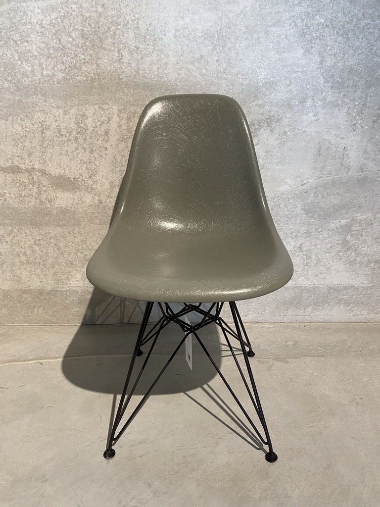 Eames Fiberglass Chair DSR Vitra
