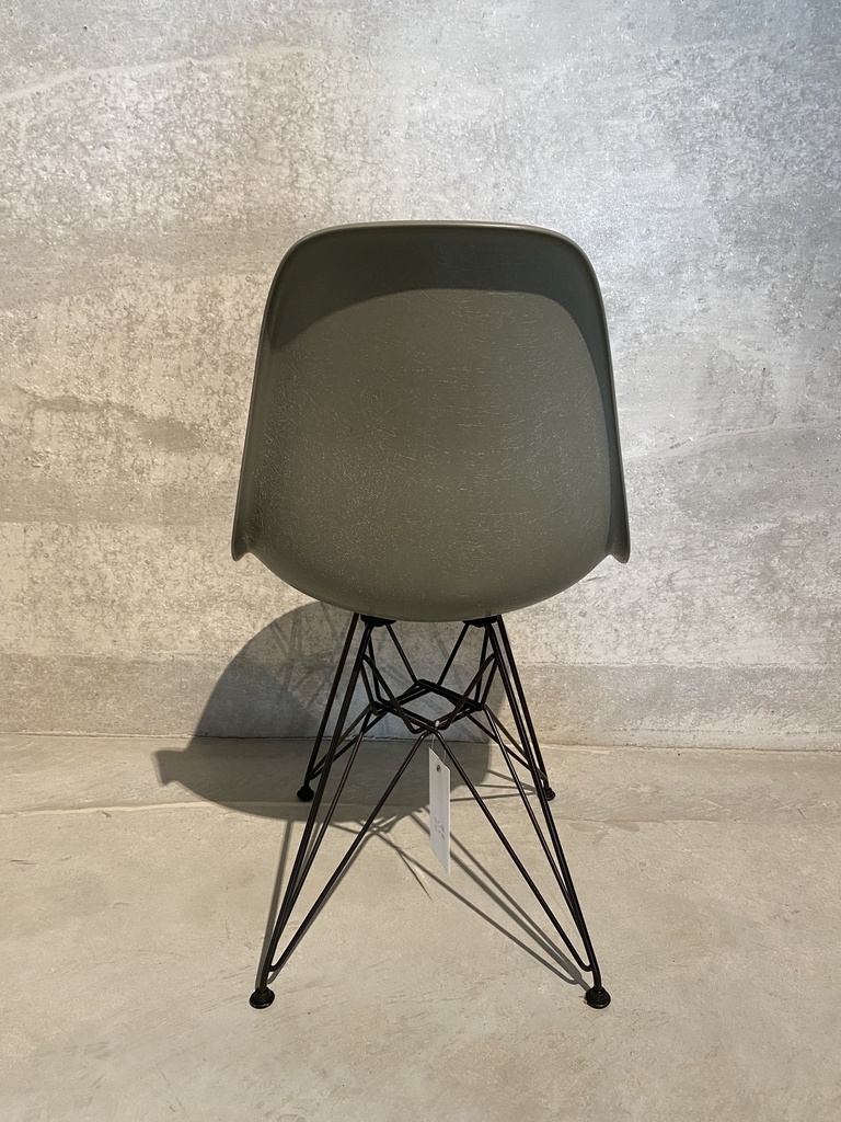 Eames Fiberglass Chair DSR Vitra