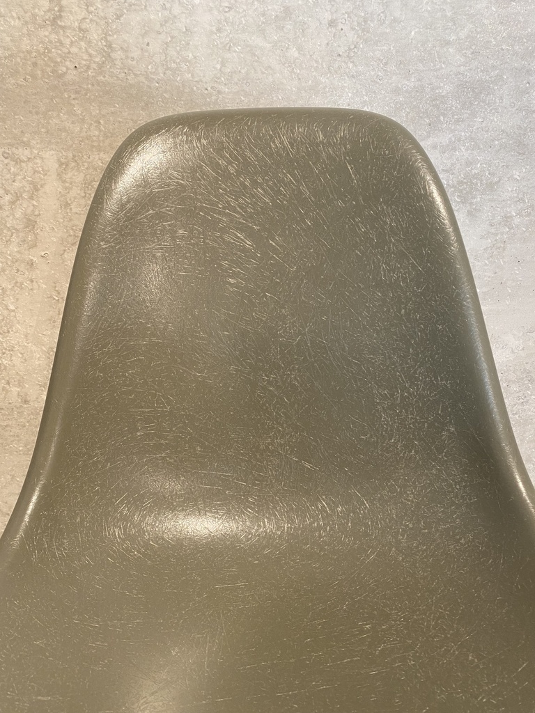 Eames Fiberglass Chair DSR Vitra
