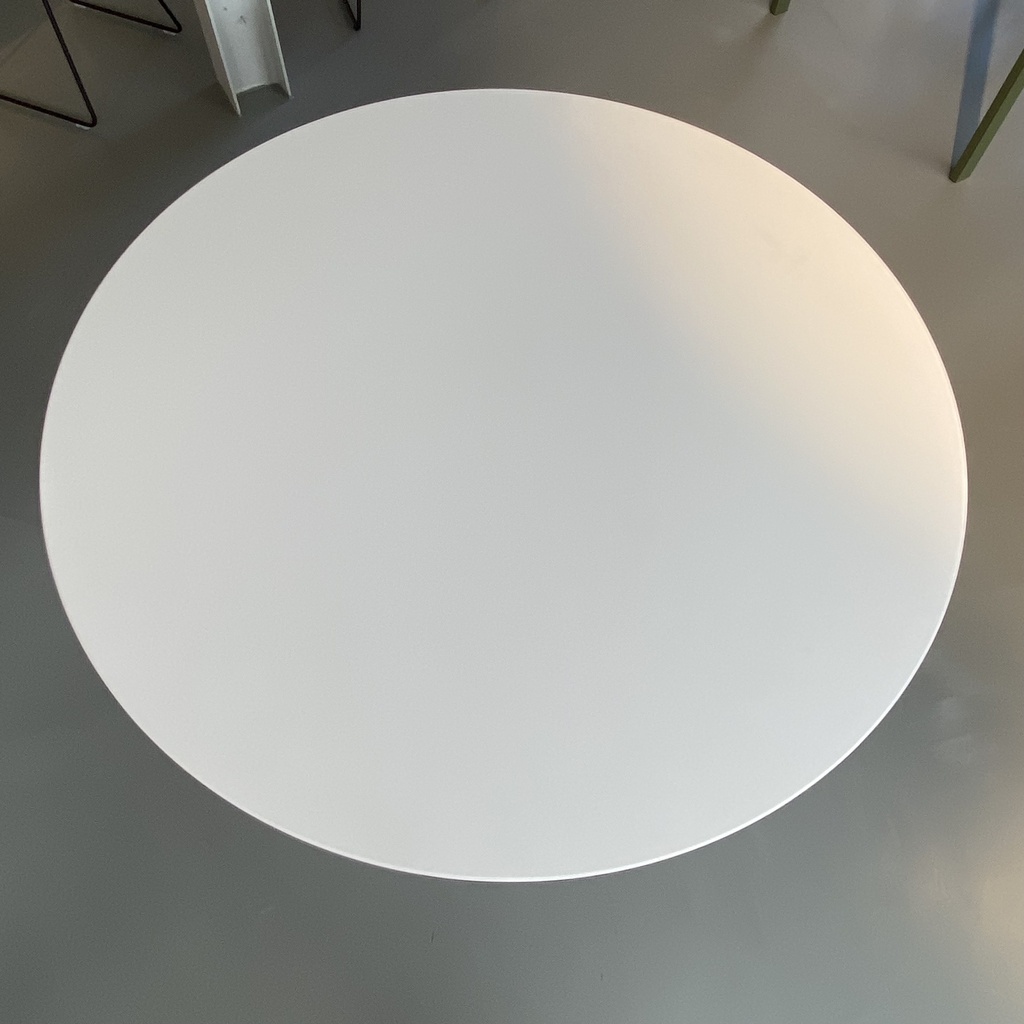 Saarinen Dining Table outdoor knoll