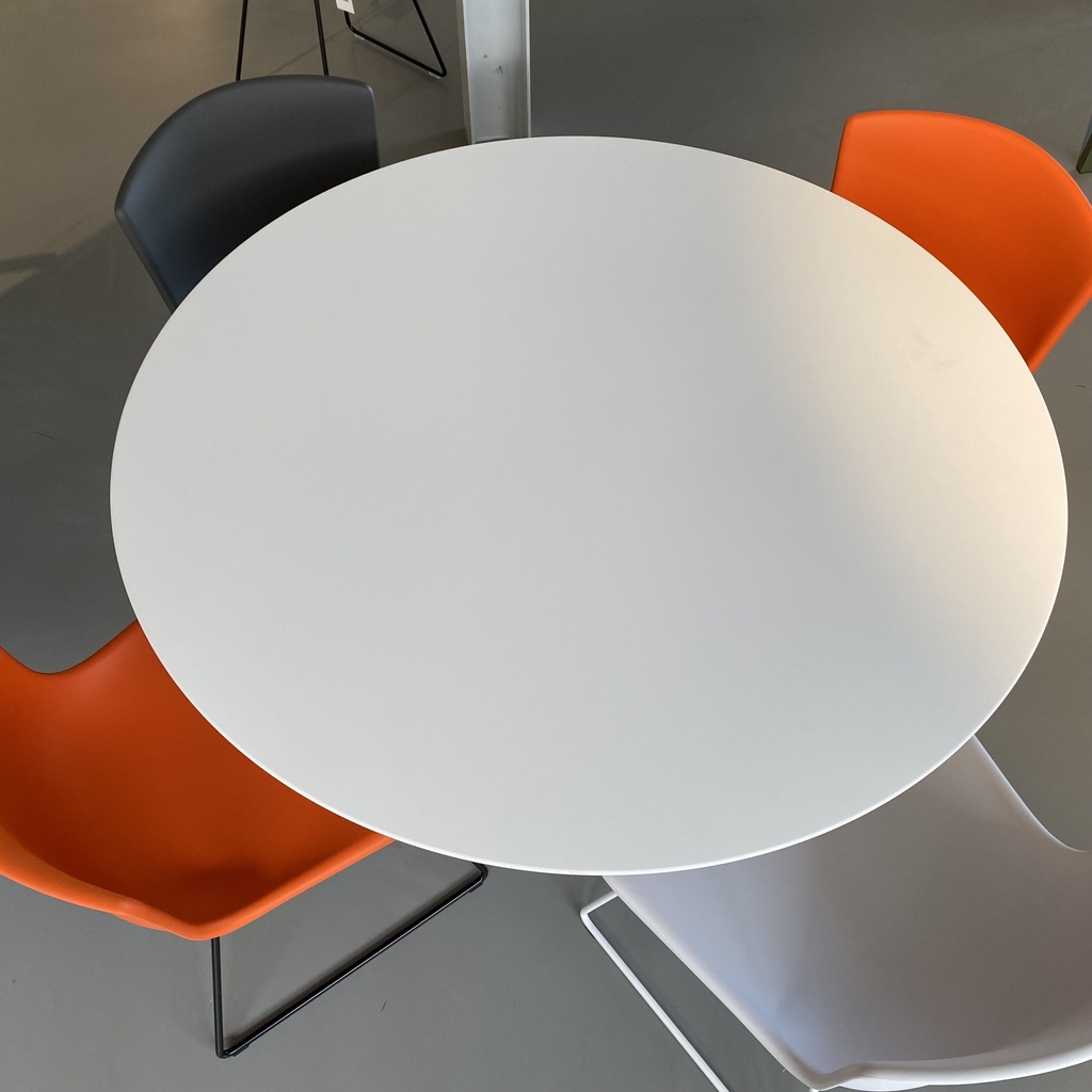 Saarinen Dining Table outdoor knoll