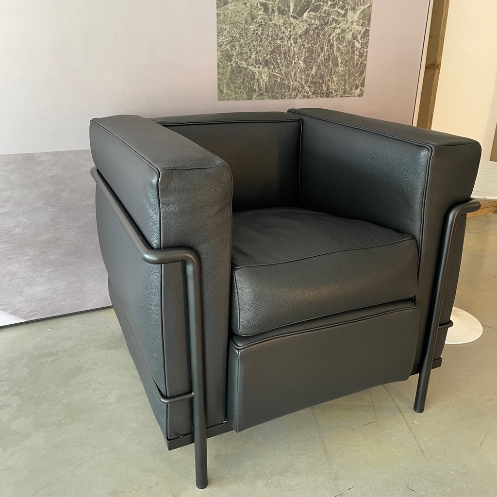 LC2 (zwarte structuur / zwart leder)