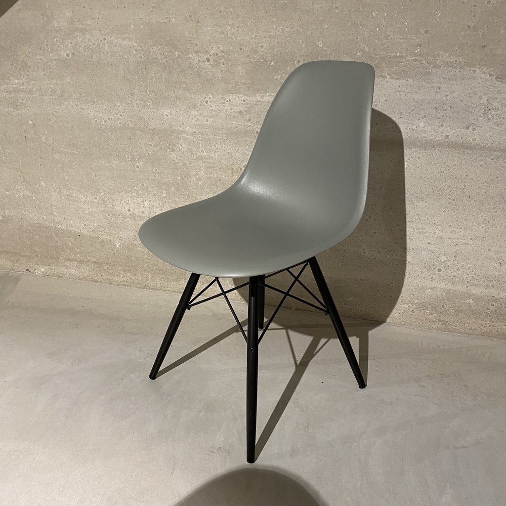Eames Plastic side chair DSW