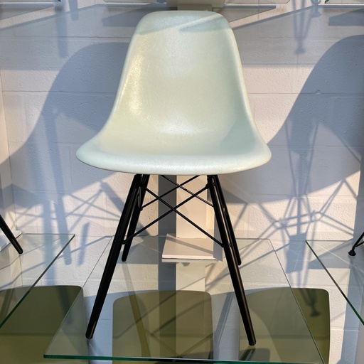 [1832] Eames Fiberglass Chair DSW