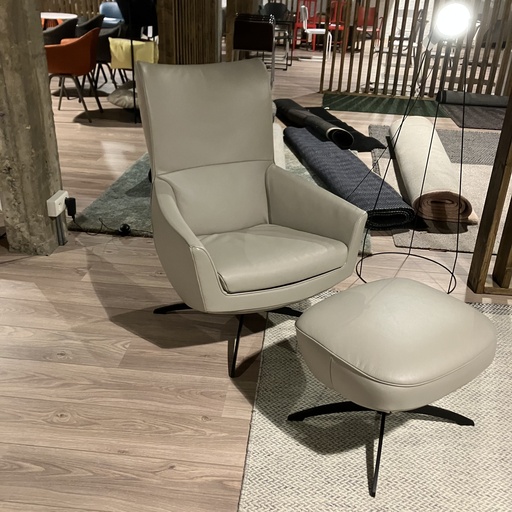 [900] Griffon armchair