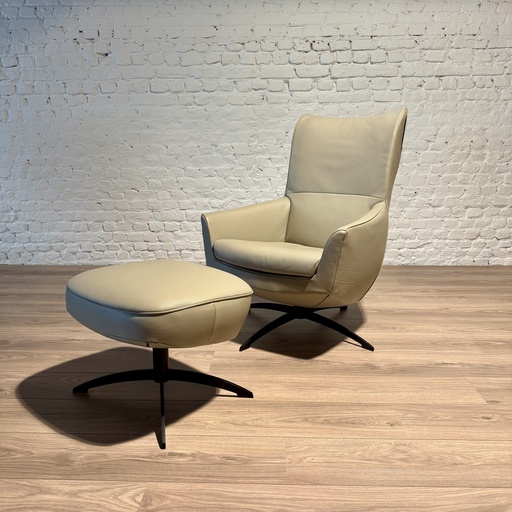 [900] Griffon armchair